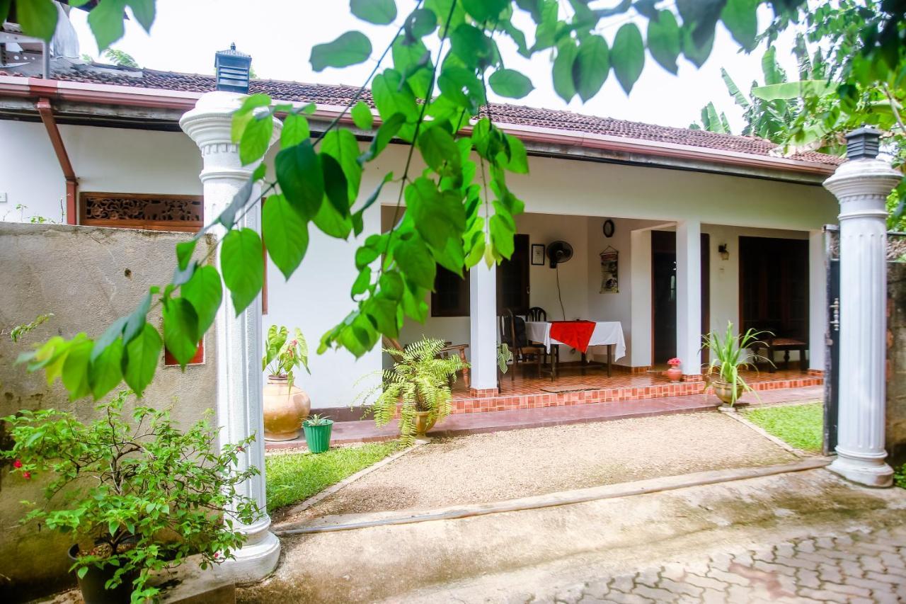 Ranjith Guest Hotel Mirissa Buitenkant foto