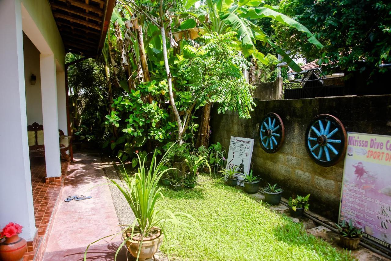 Ranjith Guest Hotel Mirissa Buitenkant foto