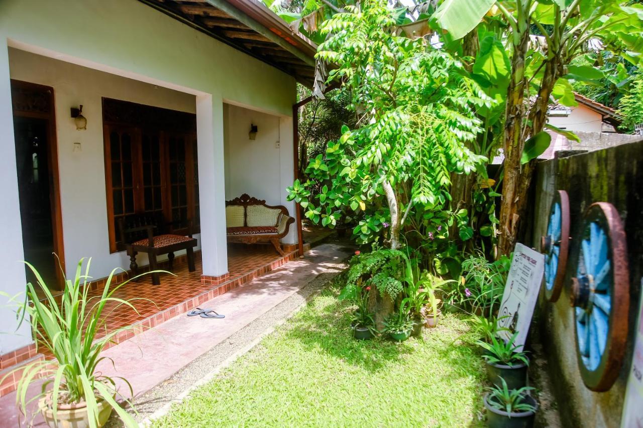 Ranjith Guest Hotel Mirissa Buitenkant foto