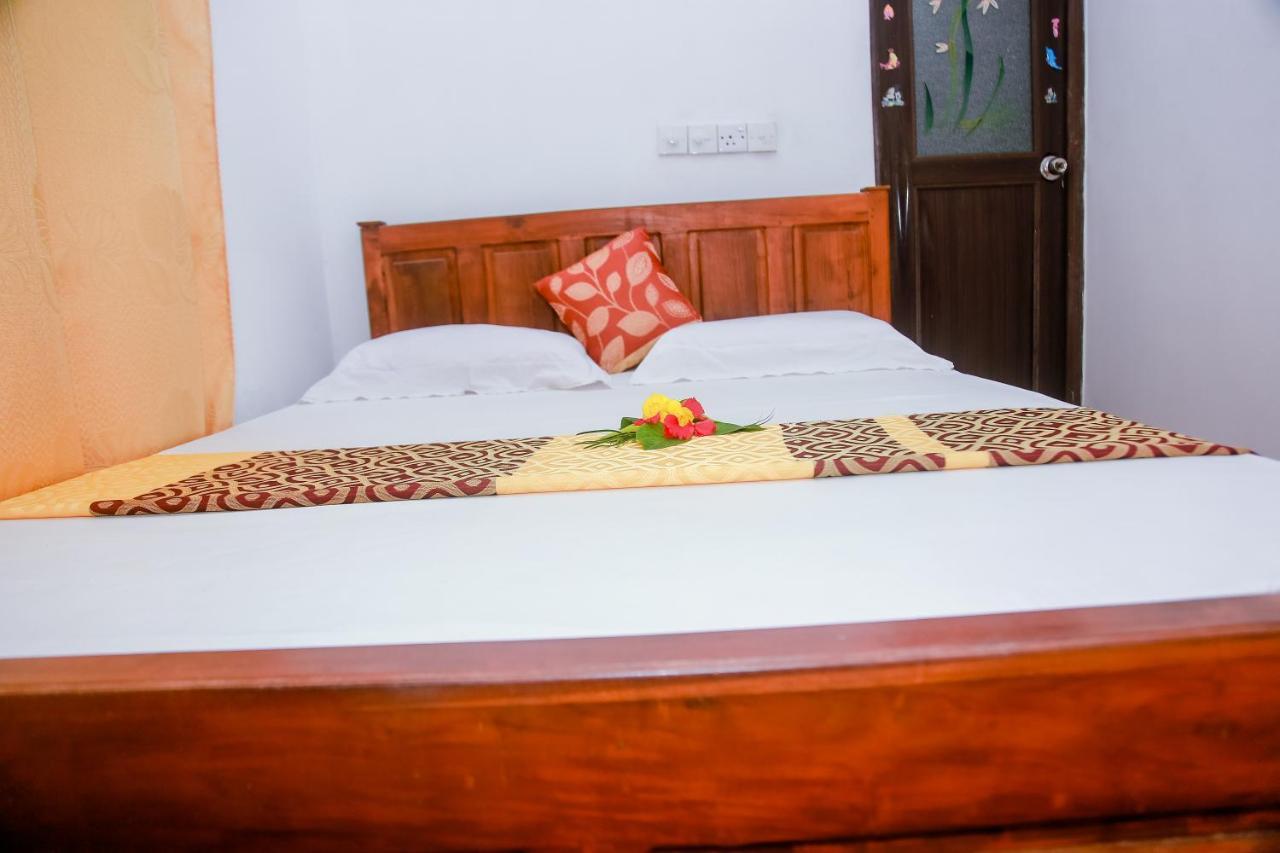 Ranjith Guest Hotel Mirissa Buitenkant foto