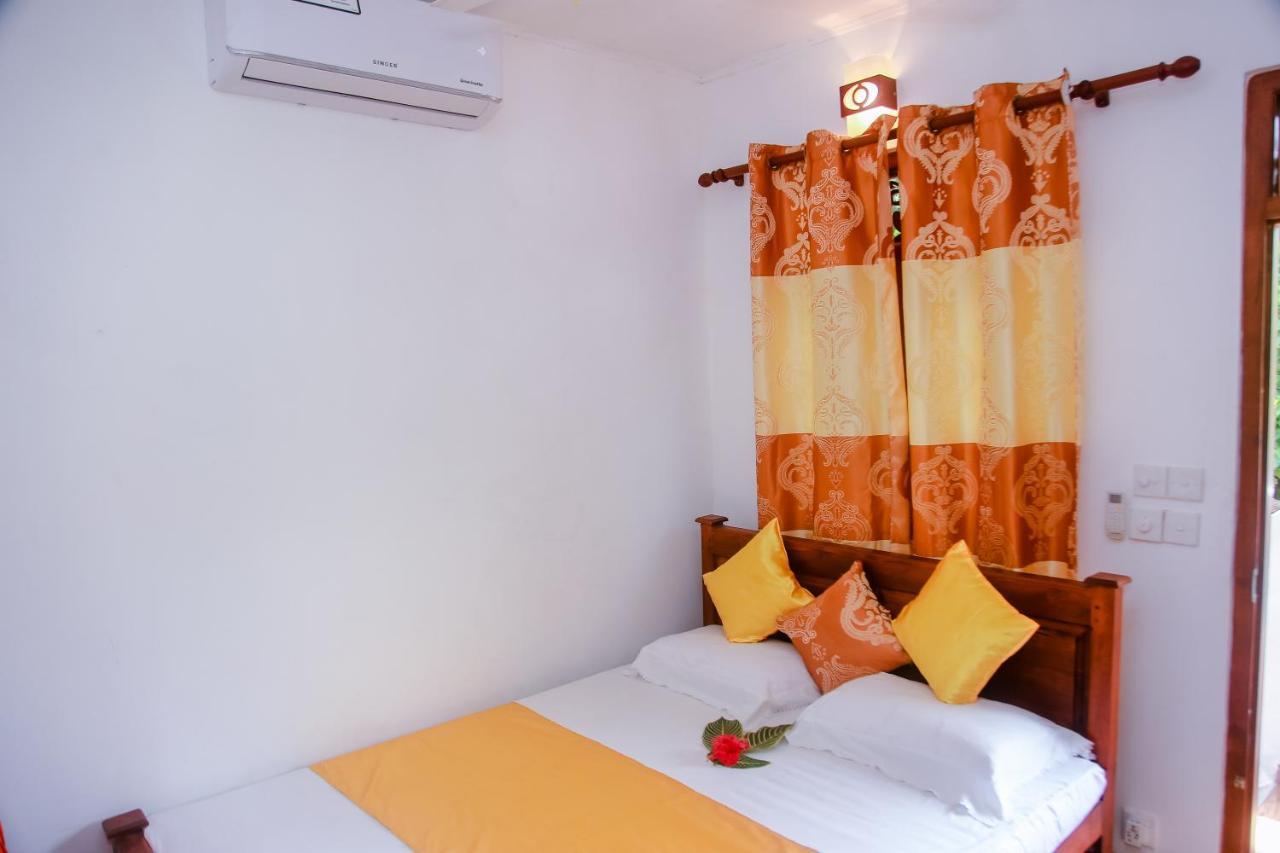 Ranjith Guest Hotel Mirissa Buitenkant foto