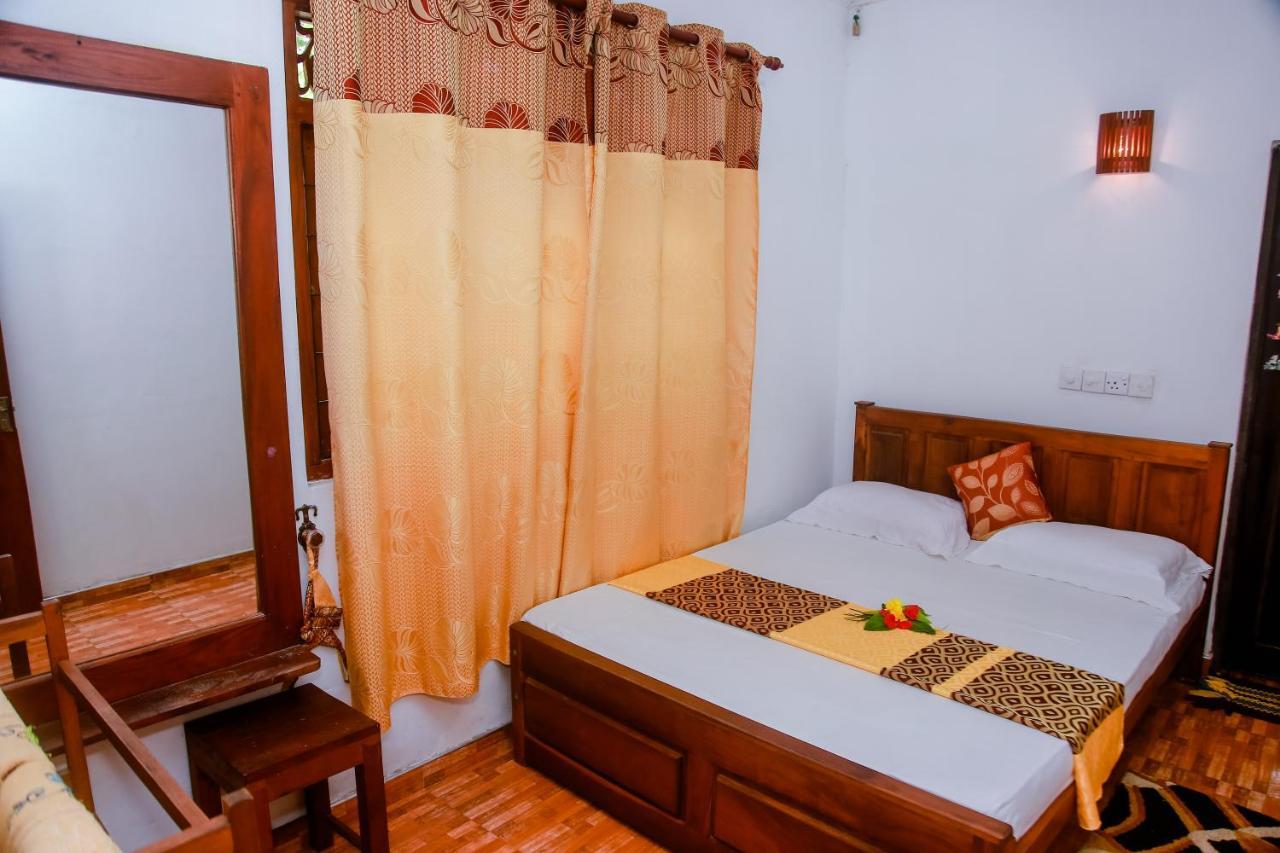 Ranjith Guest Hotel Mirissa Buitenkant foto